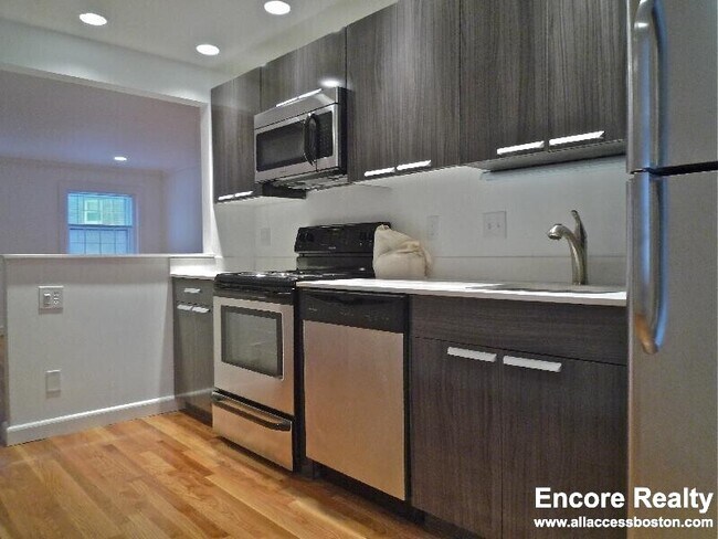 75 Wyman St unit 9, Waban, MA 02468 - photo 2