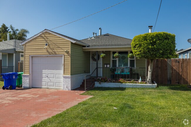 There are bungalow homes available on the Ashland neighborhood.