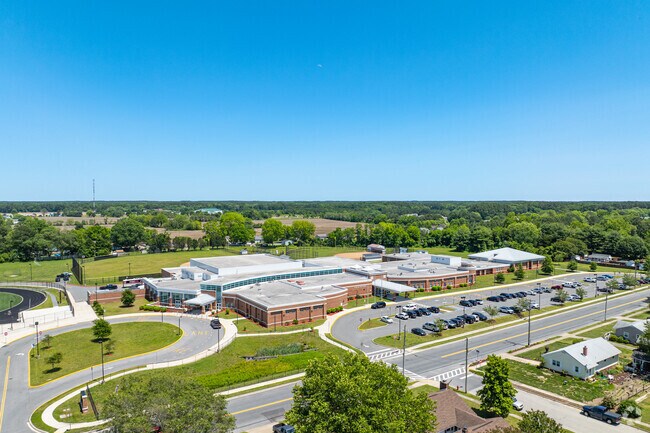 Snow Hill High School has a 11 to 1 student-teacher ratio.