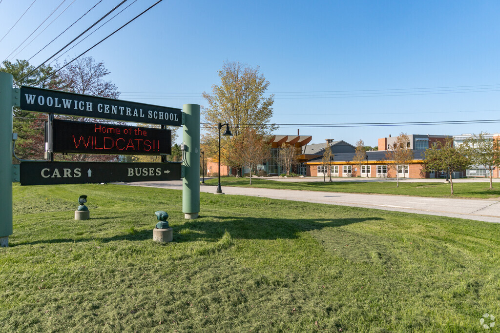 Photo of the Woolwich Central School in Woolwich, Maine.