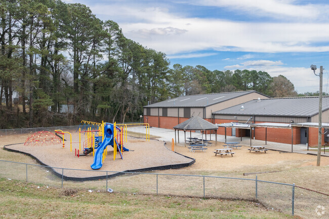 Dallas Elementary School campus comes equipped with various outdoor recreational spaces.