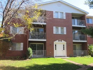 375 Oak Trails Rd, Des Plaines, IL 60016