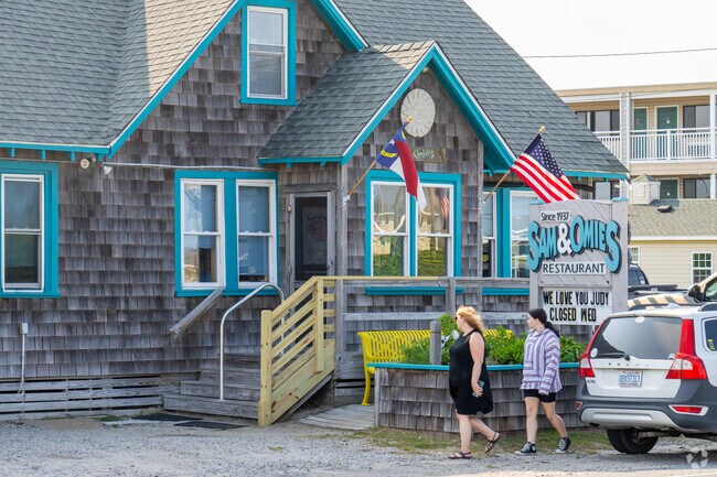 Sam & Omies is a Whalebone Beach institution, serving delicious food since 1937.