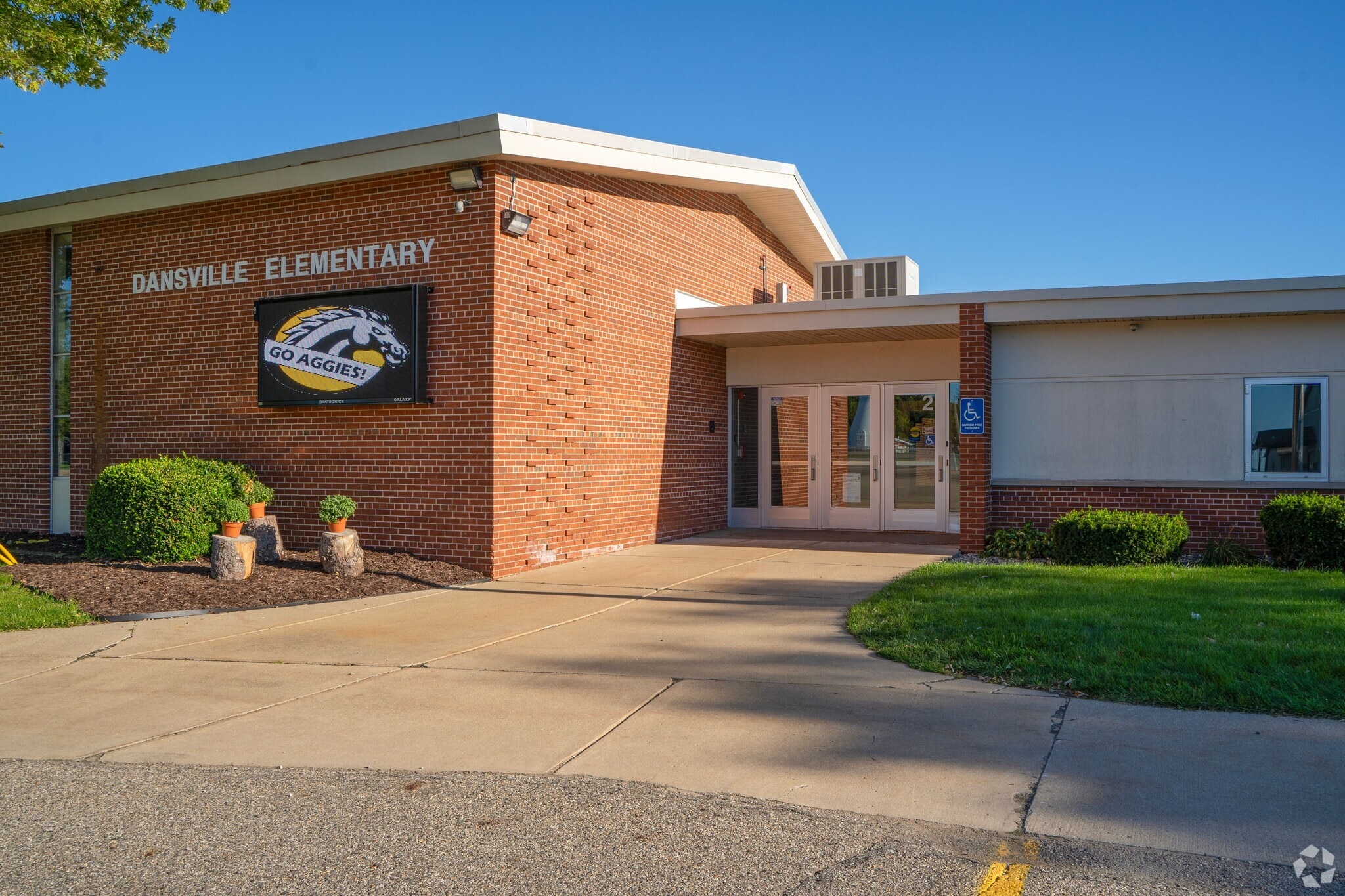 942 S Jackson St, Dansville, MI 48819 MLS 278180