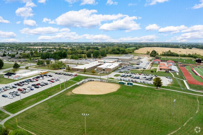 Southern Boone High School has a student–teacher ratio of about 14:1.