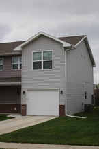 3666 Ravenwood Cir, Waterloo, IA 50702