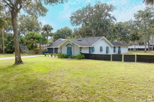This Tomoka Estates home has a spacious yard and plenty of room for outdoor activities.