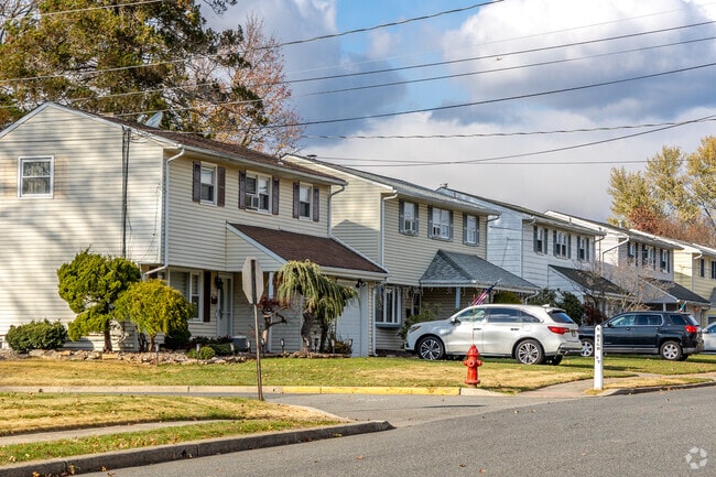 Colonia is mostly residential, with locals commuting to nearby cities for work and entertainment.