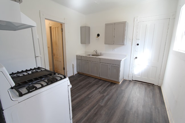 213 S Lowell Ave unit Floor 1, Syracuse, NY 13204 - photo 3