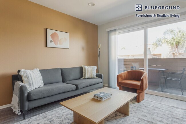 110 S Sweetzer Ave unit FL2-ID1107, Los Angeles, CA 90048 - photo 2