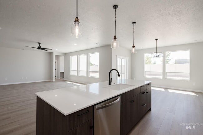 2101 N 7th E, Mountain Home, ID 83647 - photo 6