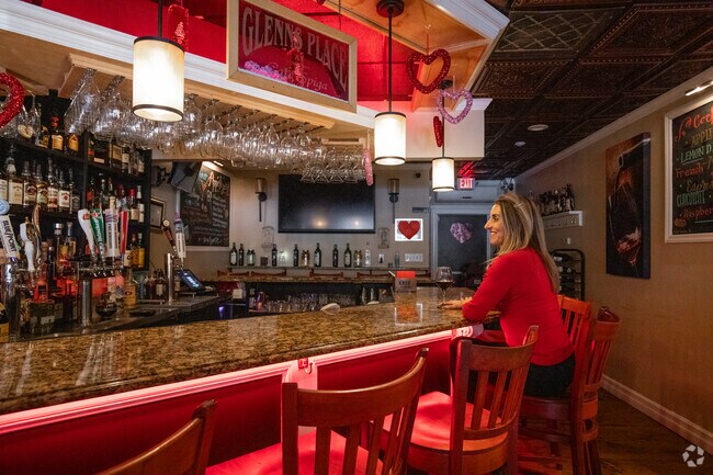 Stop by Cafe Spiga Ristorante and Pizzeria for their fun happy hours, right in Mount Sinai.