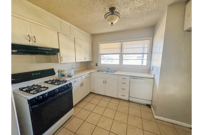 2805 53rd St, Lubbock, TX 79413 - photo 4