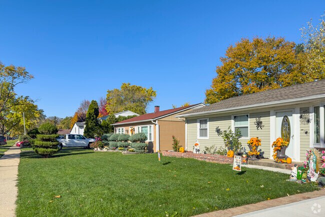 Chicago West’s quiet streets feature well-kept homes and lush suburban landscapes.