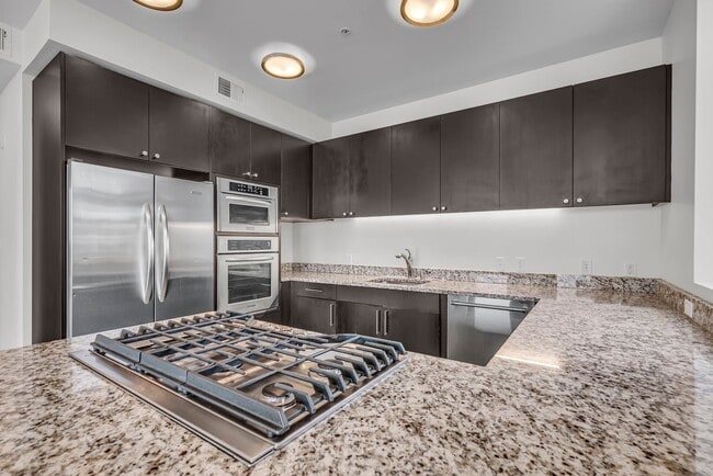 Sophia's View — Condo-Style 2BR/2BA Flats & Townhomes in South Portland, Portland, OR 97239 - photo 7