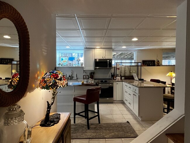 Spacious kitchen & center island workspace
