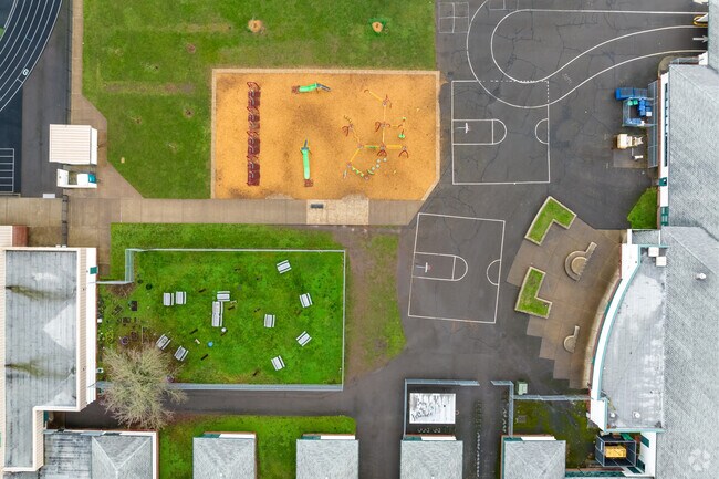 Kelly Middle School provides multiple outdoor areas for students to enjoy in Eugene, Oregon.