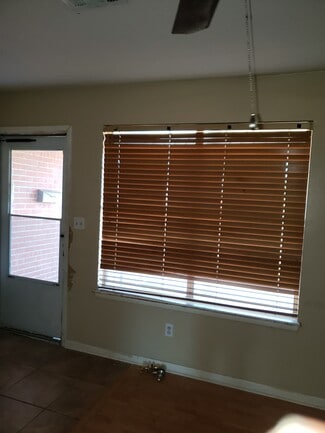 936 SW 2nd St, Moore, OK 73160