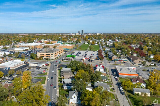 South Calhoun Place is within reach of downtown Fort Wayne's entertainment and dining options.
