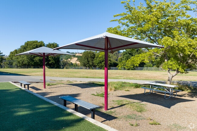 Vannoy Elementary School serves grades K-5 with a student-teacher ratio of 26 to 1.