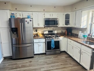 2902 Stonehedge Rd, Edison, NJ 08820