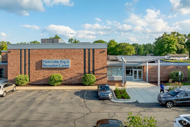 The Recreation Center at Howard Woods Recreation Complex has a fitness center for locals to use.