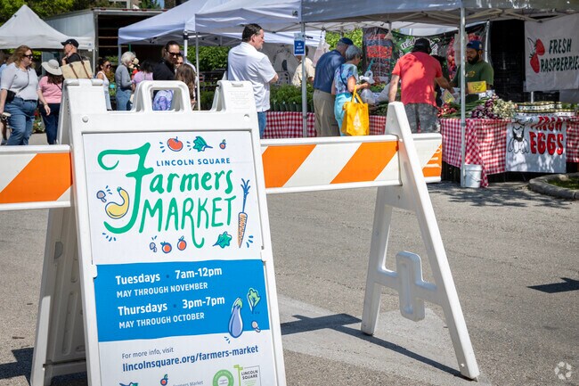 Lincoln Square has two weekly farmers markets, one on Tuesday mornings and Thursday evenings.