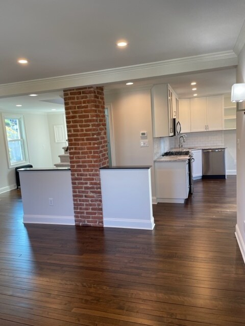 32 Oakland St unit 1 Upper Duplex, Huntington, NY 11743 - photo 3