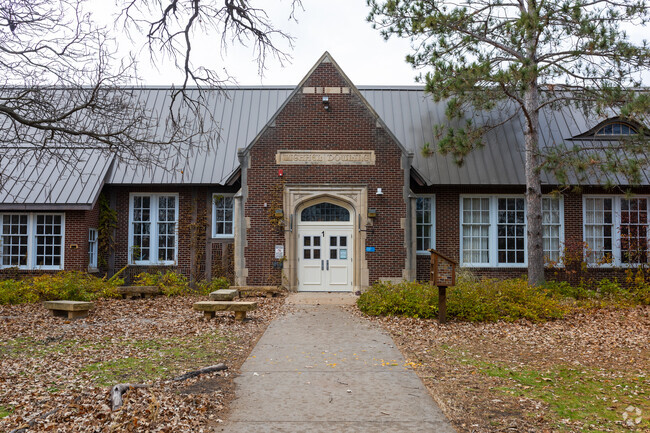 Dowling Elementary School provides education in the neighborhood of 
Howe.