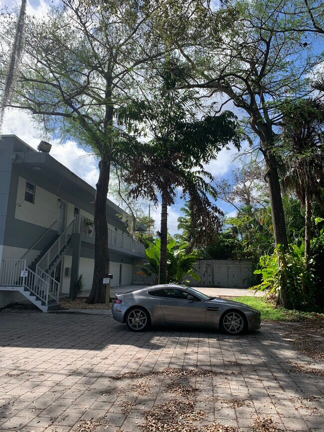 3225 N Andrews Ave unit 4, Fort Lauderdale, FL 33309 - photo 2