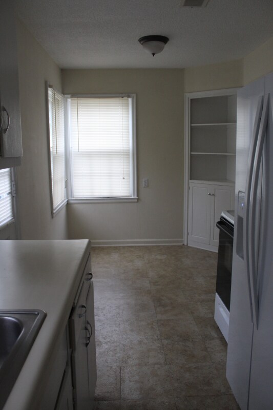 207 E 11th St, Newton, KS 67114 - photo 2