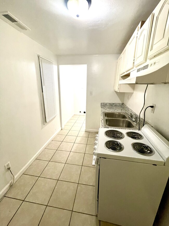 1317 18th St, Chesapeake, VA 23324 - photo 2