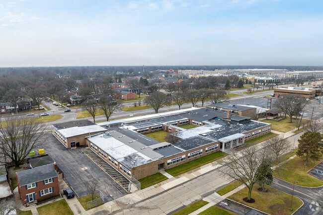 Harper Woods Middle School provides kids with a good foundation to continue their schooling.