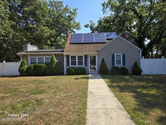 16 Oak Ridge Pkwy, Toms River, NJ 08755