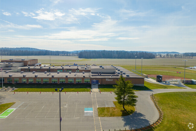 The student-teacher ratio at West Washington Elementary School is 17:1.