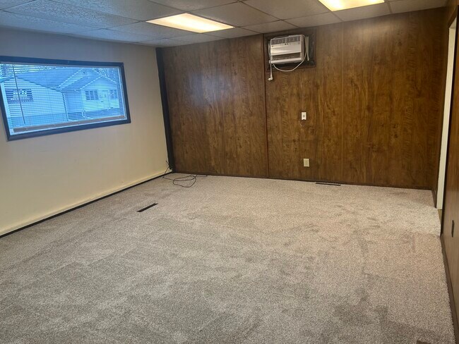 1824 N 2nd St unit 1824, Clinton, IA 52732 - photo 3