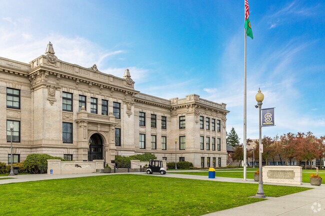 Everett High School is located within the Bayside neighborhood of Everett.