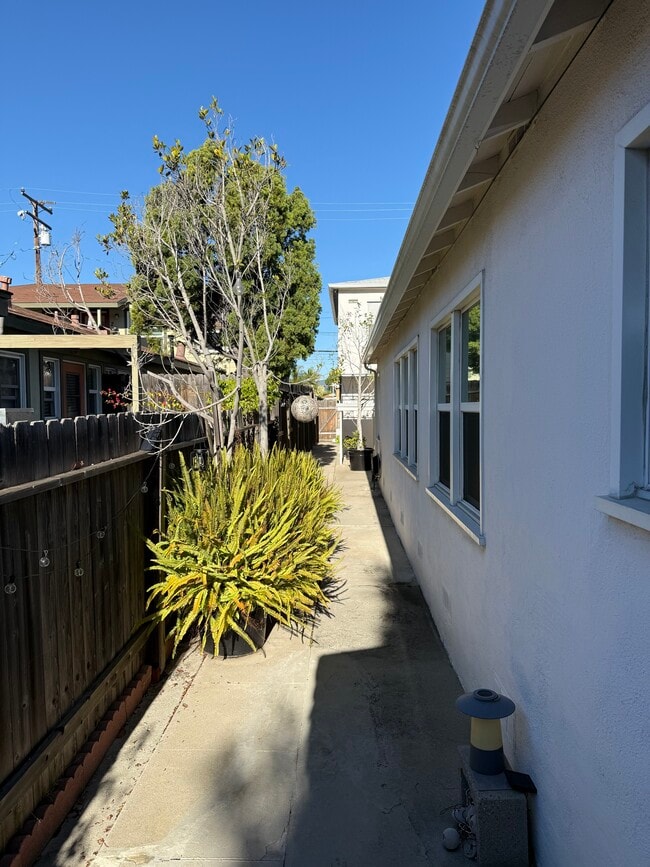 2401 Oak St unit Front, Santa Monica, CA 90405 - photo 4