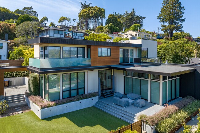 A wide variety of architectural styles can be found on Almonte’s residential streets.