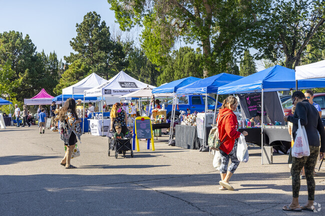 The East Side Farmers Market is close-by for fresh ingredients in Lower East Side Pueblo.