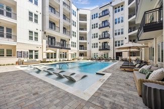 2825 W 11th St, Houston, TX 77008