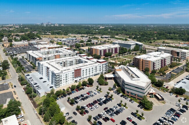 Bordered by Forest Park, Cheltenham makes it easy to reach playgrounds, museums, and the zoo.