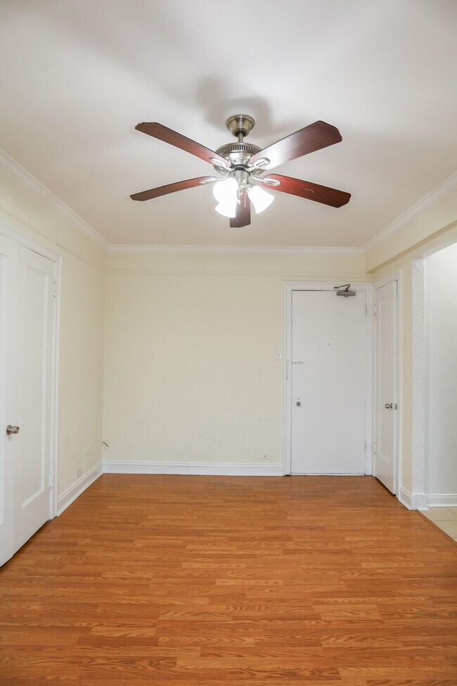 6233 N Winthrop Ave unit 302, Chicago, IL 60660 - photo 4