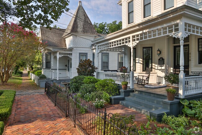 Red Brick sidewalks still run along some of teh streets in Old Wilmington .