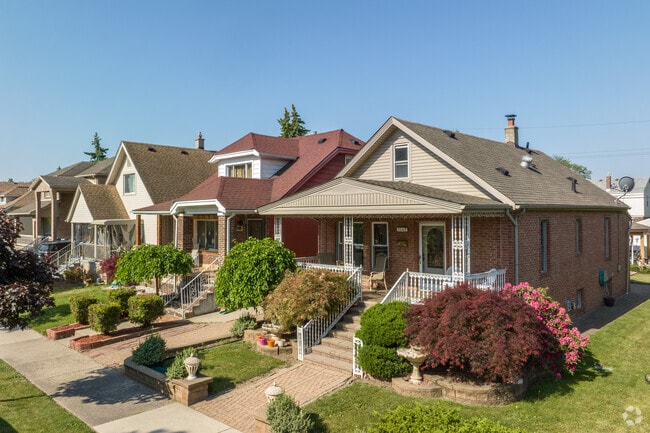 Cottage and bungalow homes with lush, vibrant landscaping line the streets of Oakman Grove.