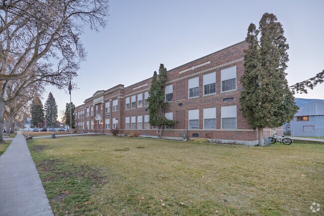 Hamilton Middle School offers open grounds that support learning and activities in Hamilton.