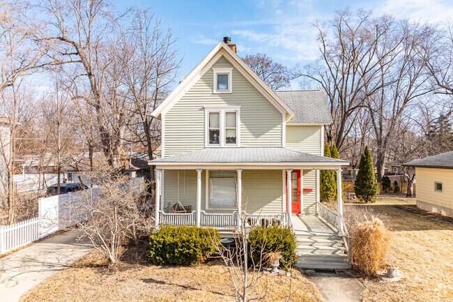 The majority of single-family homes in Algonquin were built in the early to mid-20th century.