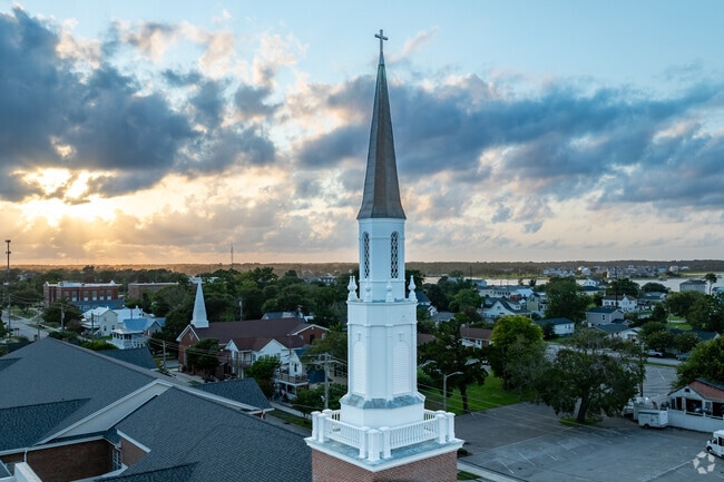 Living in Broad Creek, you can enjoy the historic and unique culture of Morehead City.