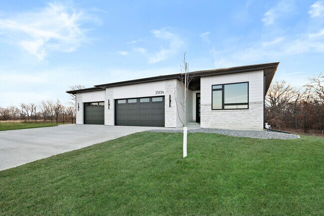 17815 Goodman Dr unit 36748300, Urbandale, IA 50323 - photo 3