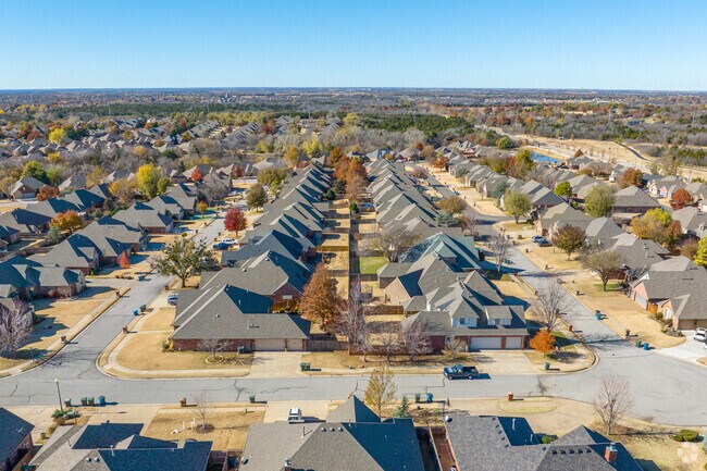 Have a sense of security knowing that living in Cedar Pointe's gated community in Thomas Trail.